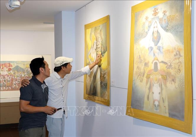 Top silk painters to showcase their artworks in France